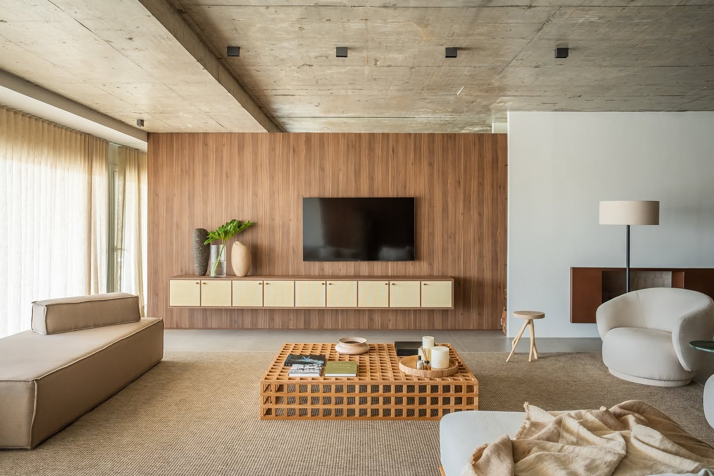 Sala com painel ripado de madeira